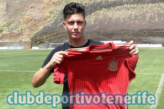 Cristo debutó con la selección sub-19 en 2015, cuando era jugador del Tenerife.