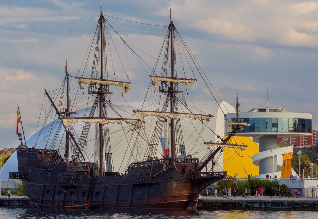 El capitán de un barco, el galeón Andalucía, atracado en el puerto de Avilés, ha ingresado en prisión provisional en la cárcel de Asturias tras haber sido detenido por dos presuntas agresiones sexuales a sendas mujeres en el navío.