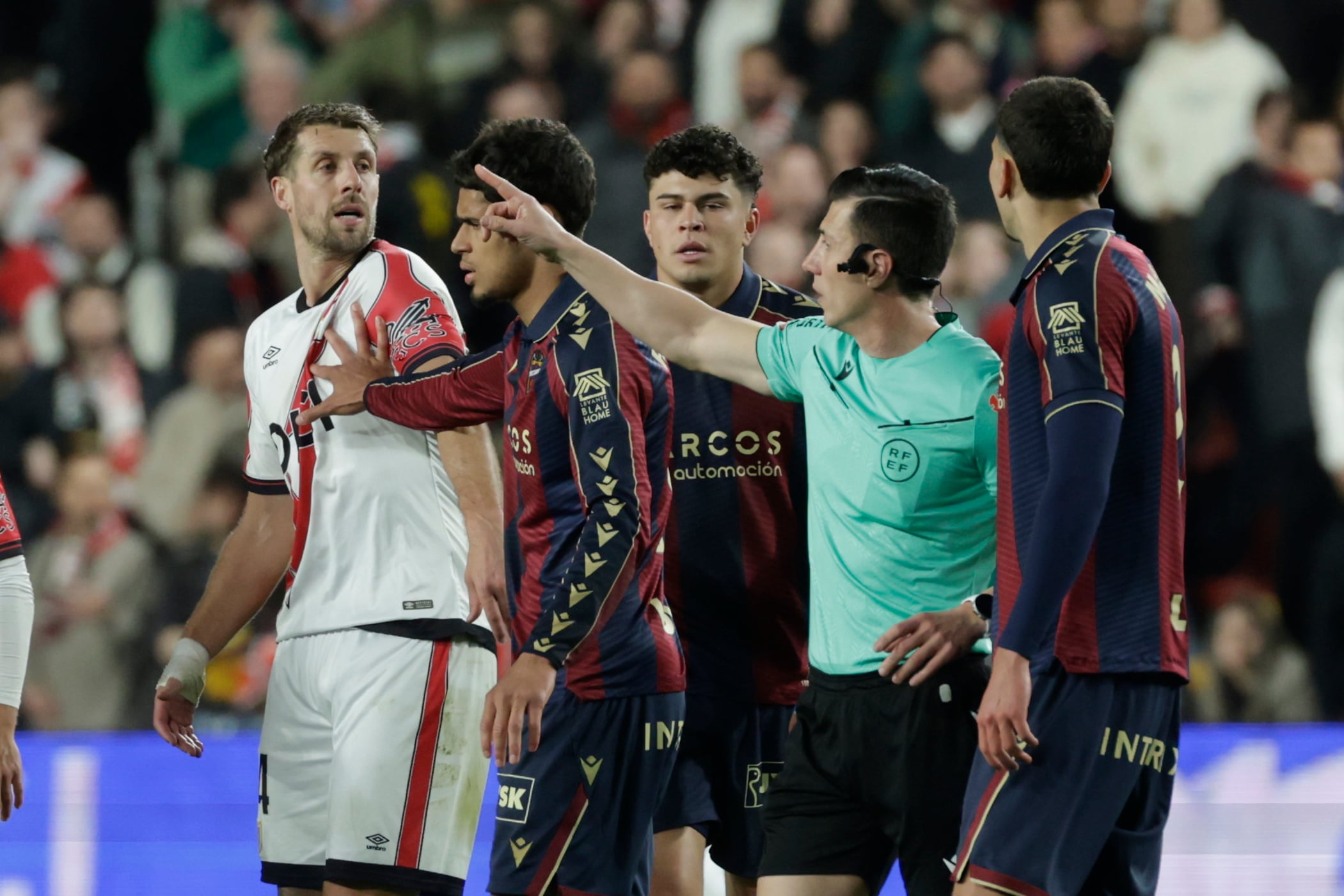 MADRID, 16/03/2026.- Los jugadores del Rayo Vallecano discuten con los del Levante al finalizar el partido de la jornada 28 de LaLiga EA Sports que Rayo Vallecano y Levante UD disputaron este lunes en el estadio de Vallecas, en Madrid. EFE/ Juanjo Martín