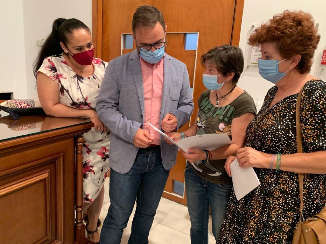 El alcalde, Diego José Mateos, y las concejalas de Educación y de Servicios Sociales, junto a la jefa de servicio.