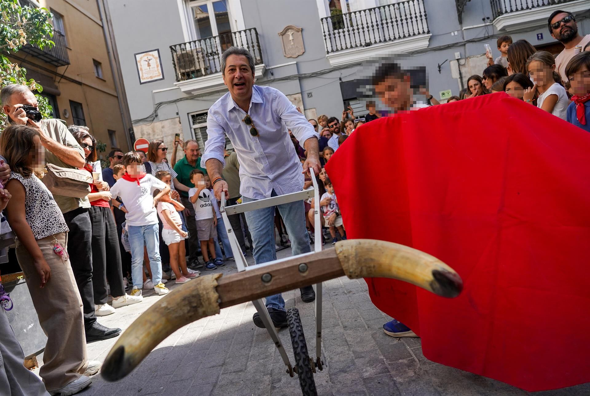 Encierro infantil celebrado en las calles de València, con la presencia del extorero y exvicepresidente del Consell, Vicente Barrera