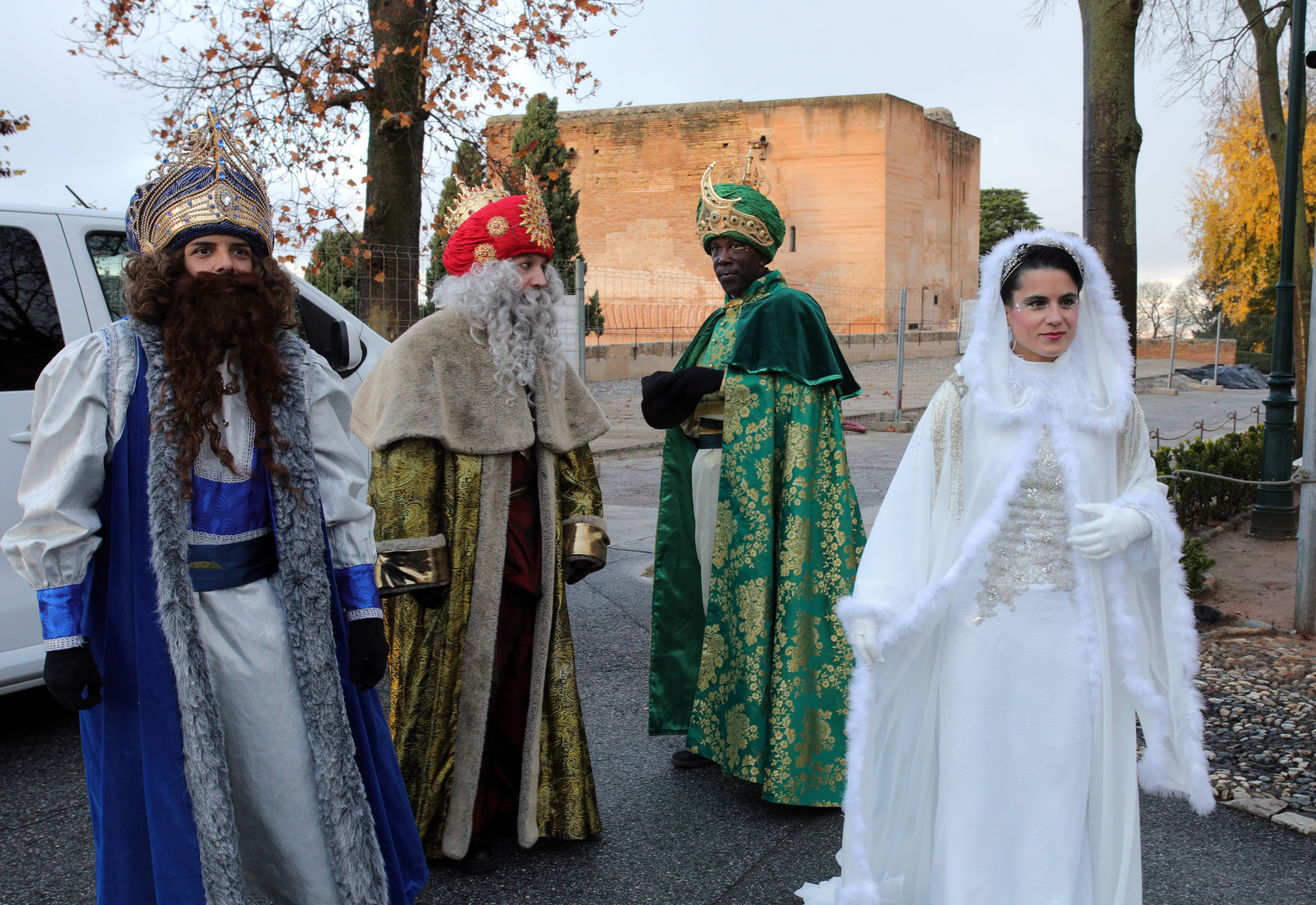 GRANADA, 05/01/2026.- Los Reyes Magos y la Reina Maga, la medallista olímpica y campeona del mundo María Pérez, pasean este lunes por la Alhambra en un recorrido de ilusión atípico antes de iniciar la cabalgata, considerada la más antigua del país, que se ha adelantado a la mañana para que nada agüe la fiesta. EFE/Pepe Torres