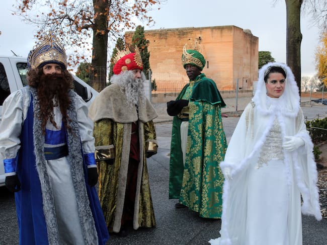 GRANADA, 05/01/2026.- Los Reyes Magos y la Reina Maga, la medallista olímpica y campeona del mundo María Pérez, pasean este lunes por la Alhambra en un recorrido de ilusión atípico antes de iniciar la cabalgata, considerada la más antigua del país, que se ha adelantado a la mañana para que nada agüe la fiesta. EFE/Pepe Torres