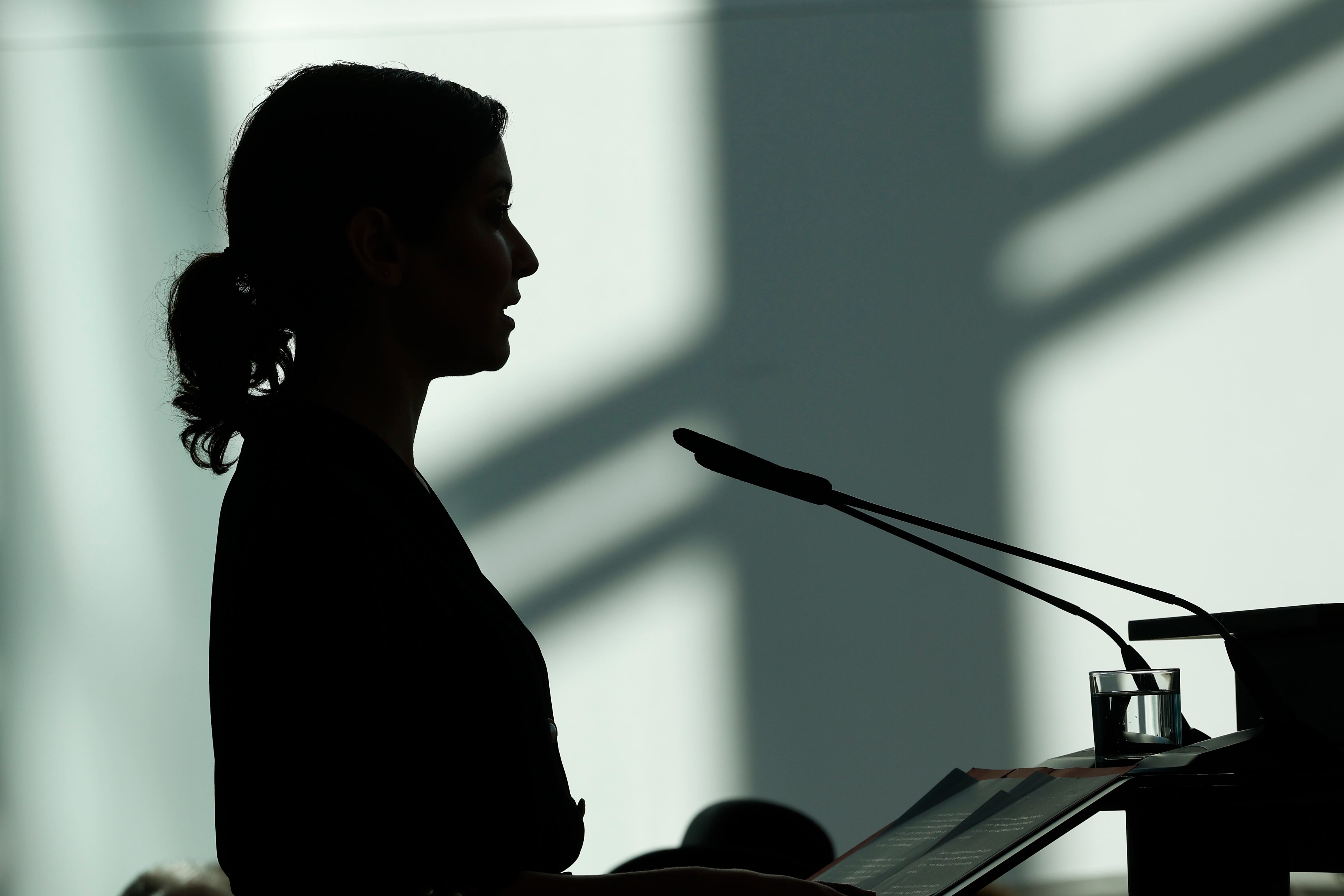 La presidenta de la Comunidad de Madrid, Isabel Díaz Ayuso, da un discurso durante el acto de recuerdo con motivo del Día de la Memoria del Holocausto y Prevención de los Crímenes Contra la Humanidad celebrado este martes en Madrid.