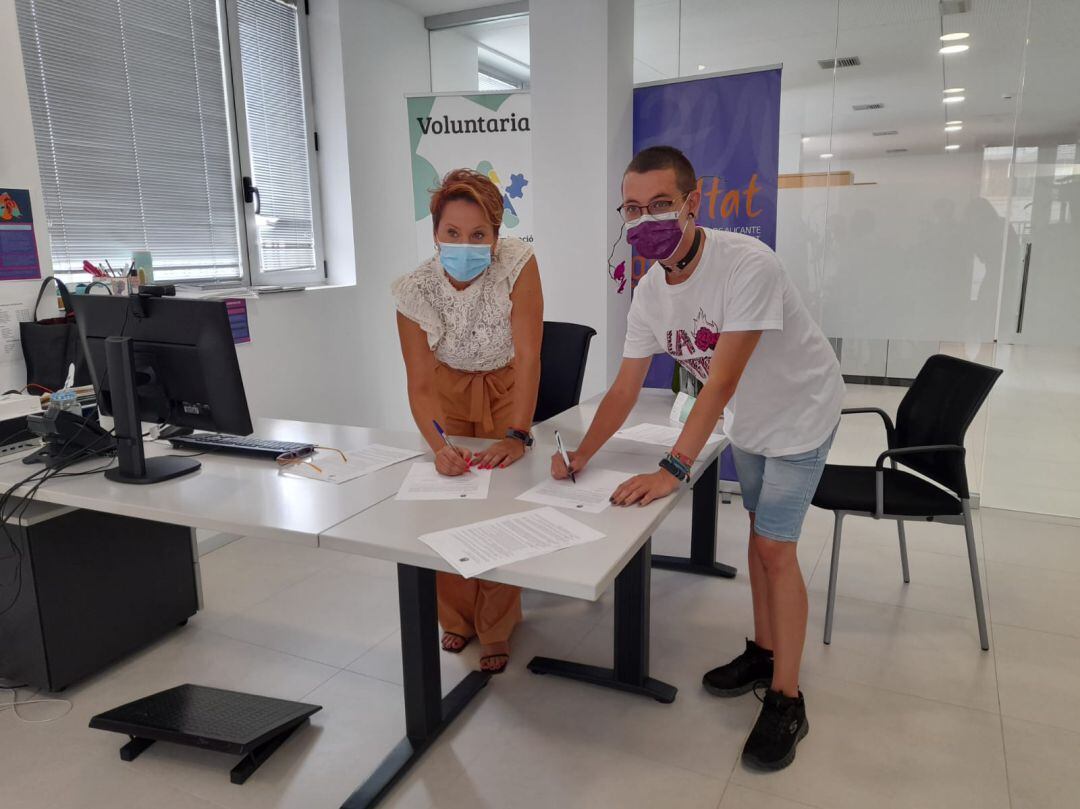 Firma del convenio entre la concejala de Juventud, María Conejero y el Consell de la Joventut d&#039;Alacant