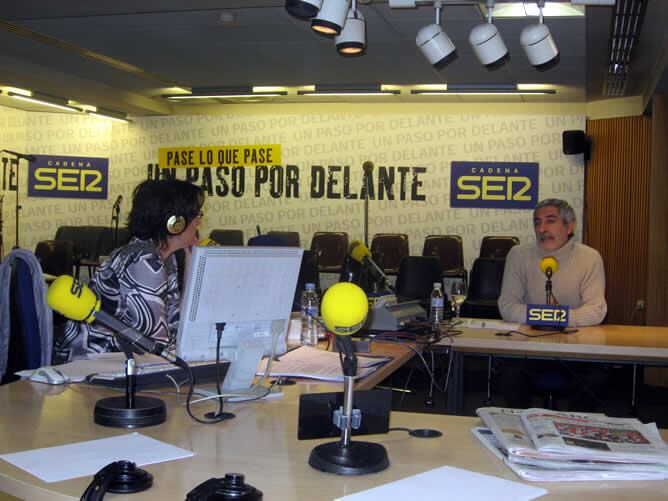 Gaspar Llamazares, en un momento de la entrevista con Montserrat Domínguez en &#039;A vivir que son dos días&#039;