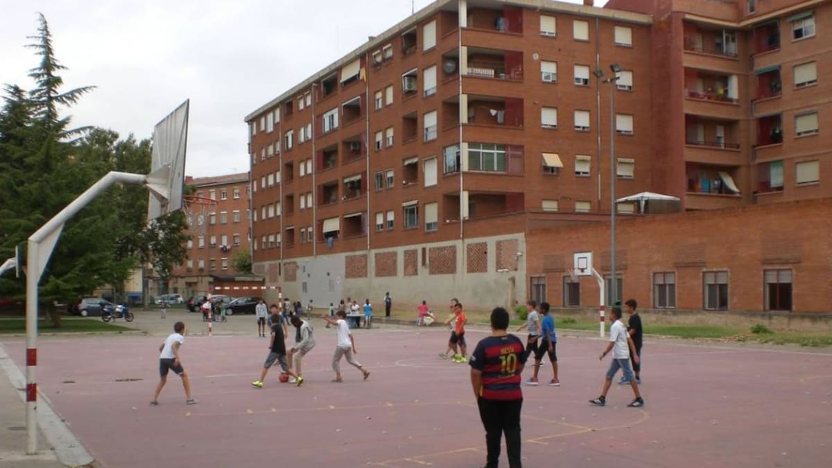 Javier Hernáez: "Los alumnos son bastantes receptivos a las explicaciones sobre la constitución"