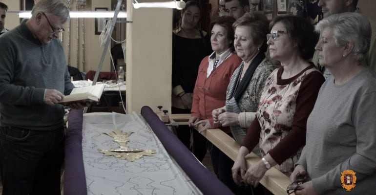 El taller de bordado de la propia hermandad comienza la última fase de bordado del manto de la Virgen