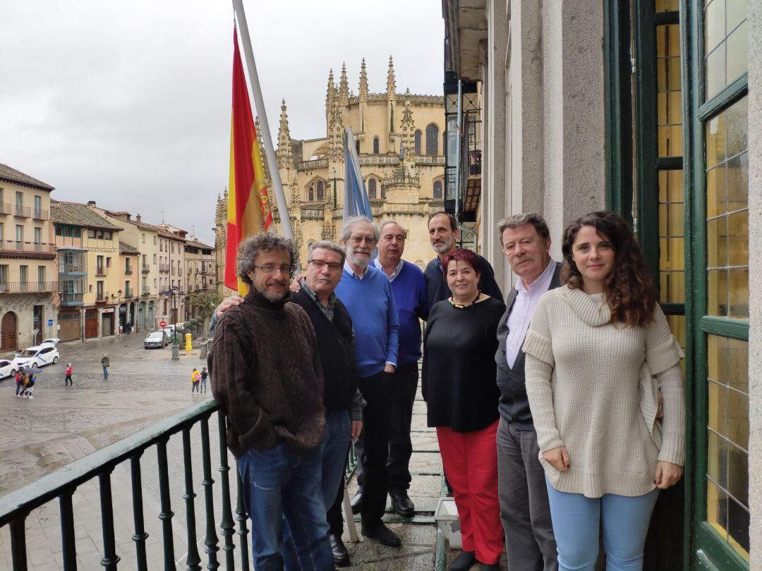 Integrantes del Mester, Free Folk, La Órdiga y el grupo de Danzas La Esteva posan con la alcaldesa en el balcón del Ayuntamiento