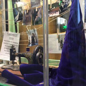 Escaparate nazareno de una tienda de costura