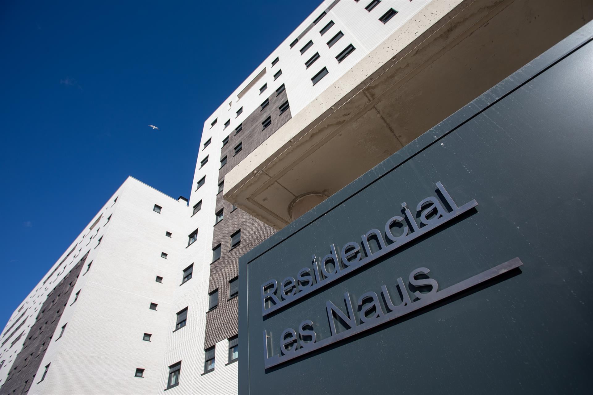 Acceso al polémico residencial Les Naus con viviendas públicas adjudicadas de forma irregular