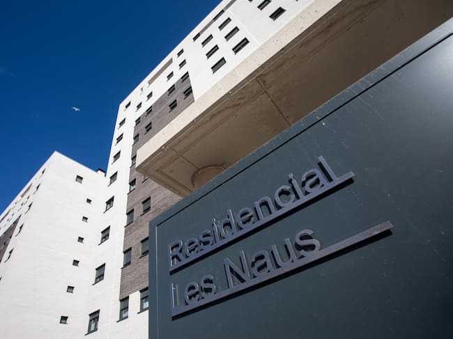 Acceso al polémico residencial Les Naus con viviendas públicas adjudicadas de forma irregular