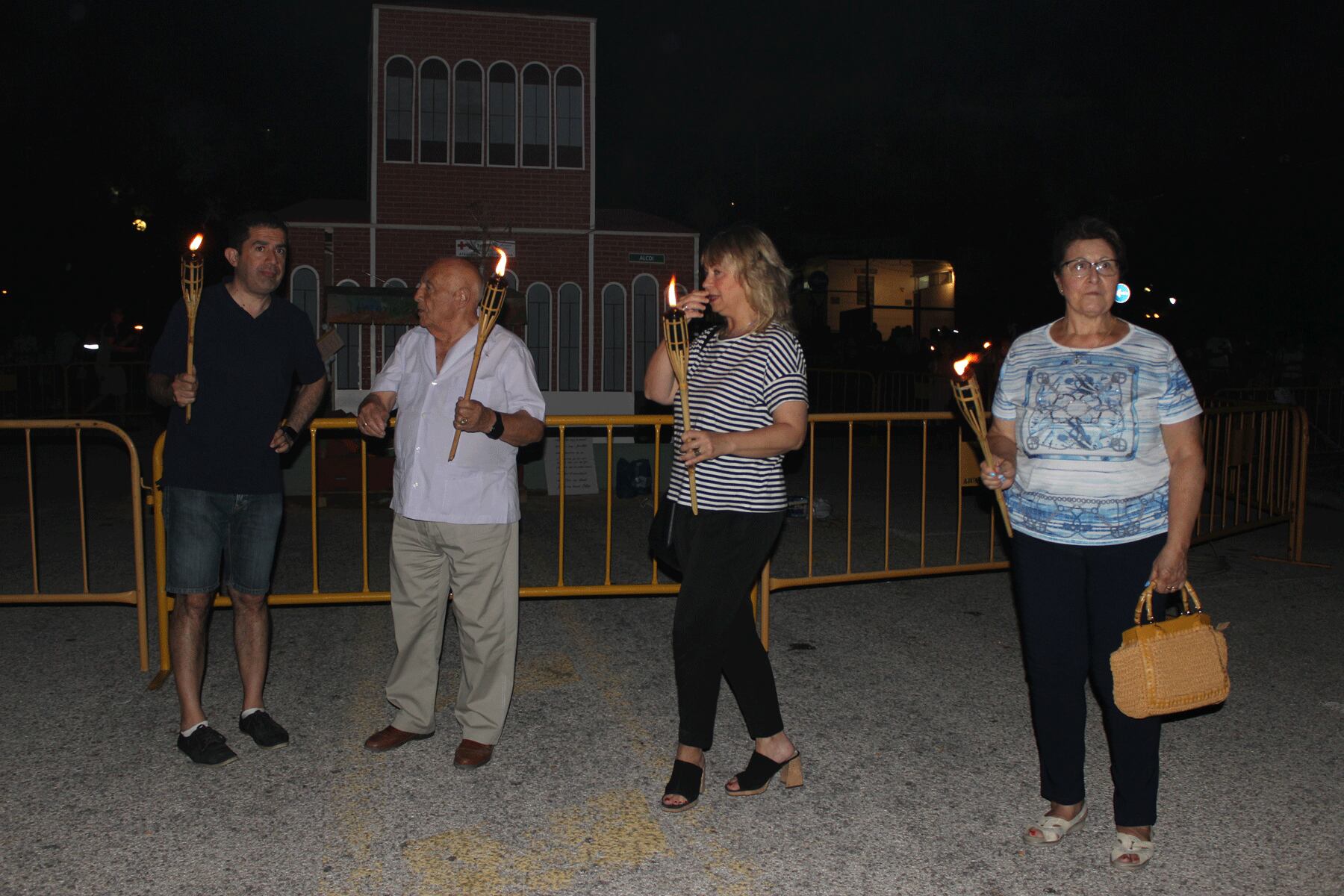 El alcalde Toni Francés, junto a la concejal de Fiestas, Carol Ortiz, junto a vecinos del barrio