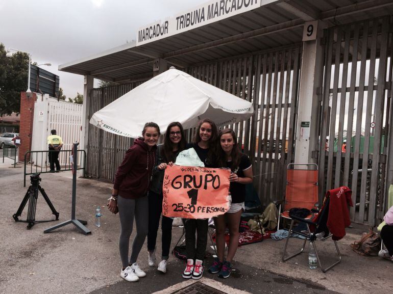 Este grupo de seguidoras lleva en la cola desde el martes por la mañana