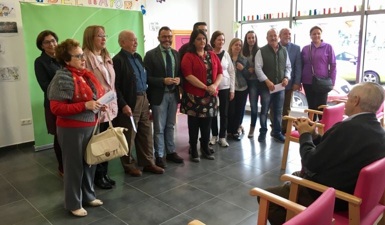 Momento de la entrega de las resoluciones con presencia del Delegado de Fomento, Rafael Valdivieso, y Vivienda y la Alcaldesa, Maria del Mar Dávila