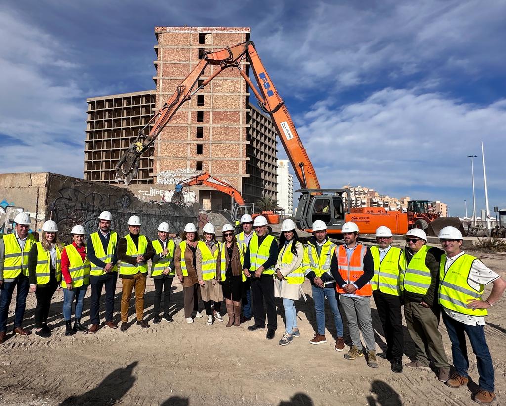 Demolición del edificio Lagoymar en La Manga