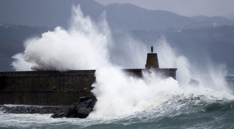 Una ola supera el malecón de Zumaia (Gipuzkoa)