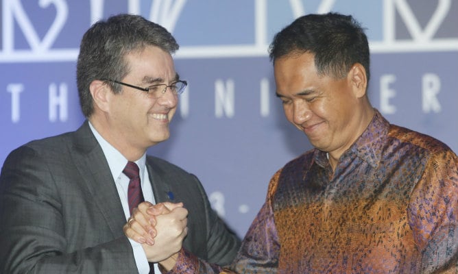 El director general de la OMC, Roberto Acevedo, junto al ministro de Comercio de Indonesia, Gita Wirjawan, durante la ceremonia de clausura de la Conferencia Ministerial de la OMC