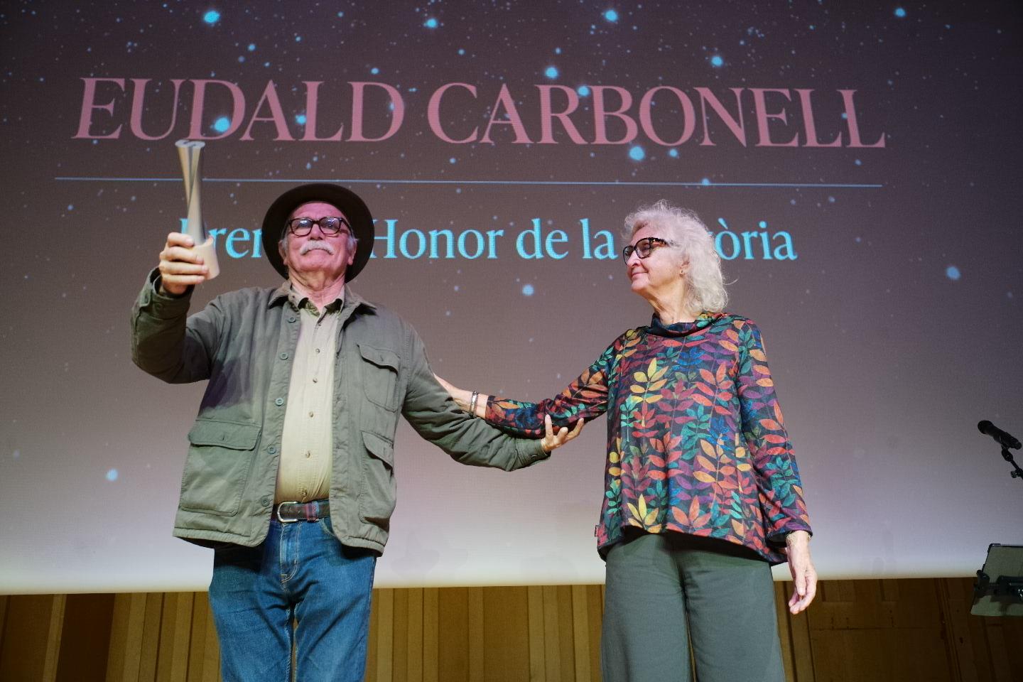 Eudald Carbonell recoge el premio de la revista Sápiens