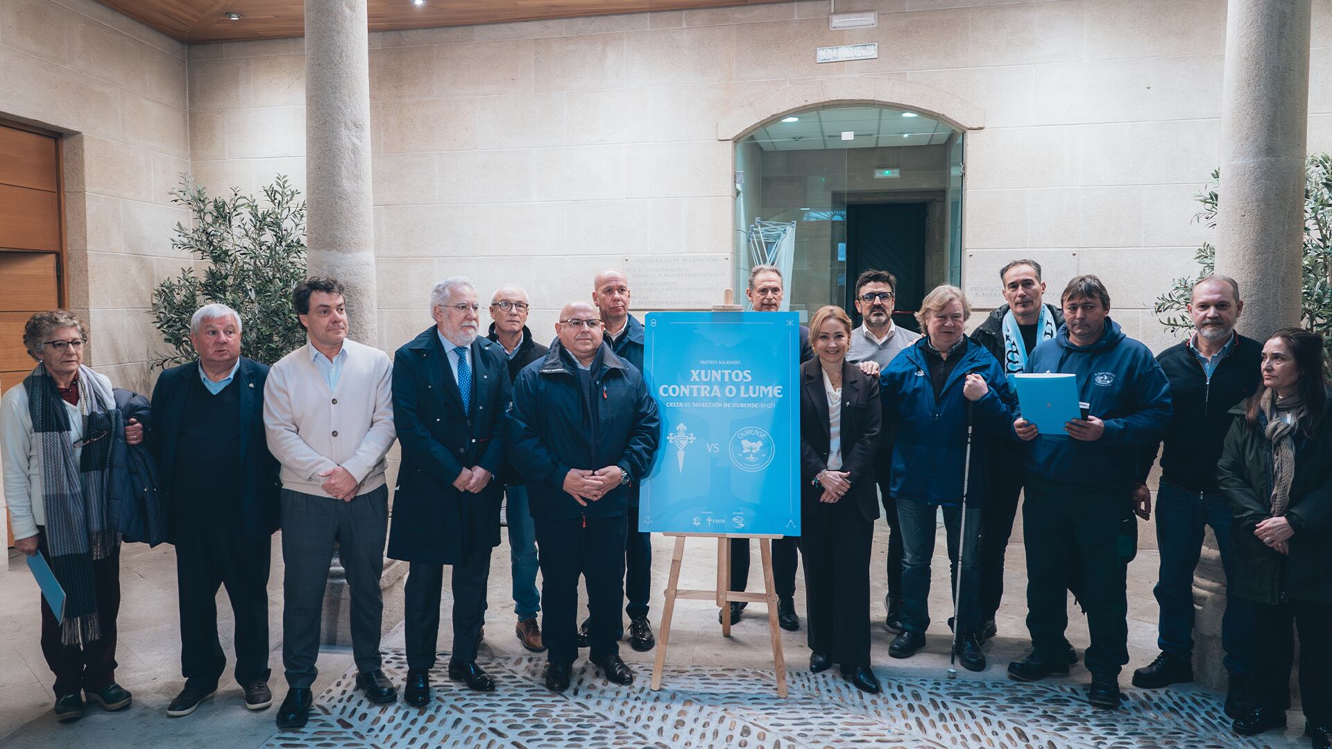 El Celta entrega en Ourense la donación de la campaña "Xuntos contra o lume"