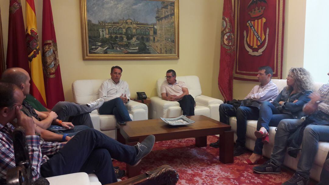 Reunión de los trabajadores de CoopBox Lorca con el alcalde Fulgencio Gil