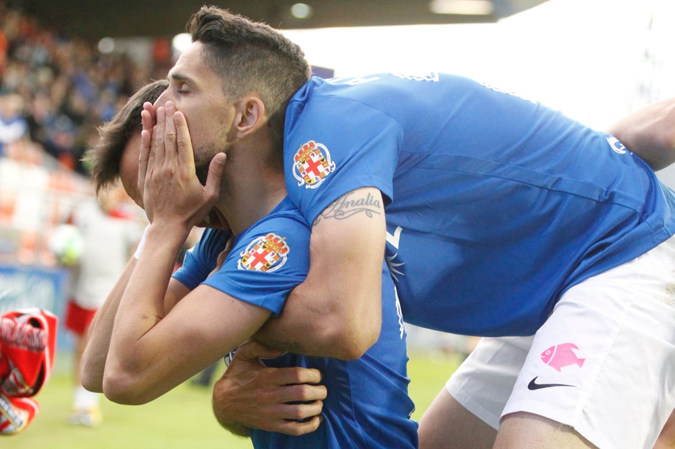 Fidel celebrando un gol que salvó al Almería del descenso.