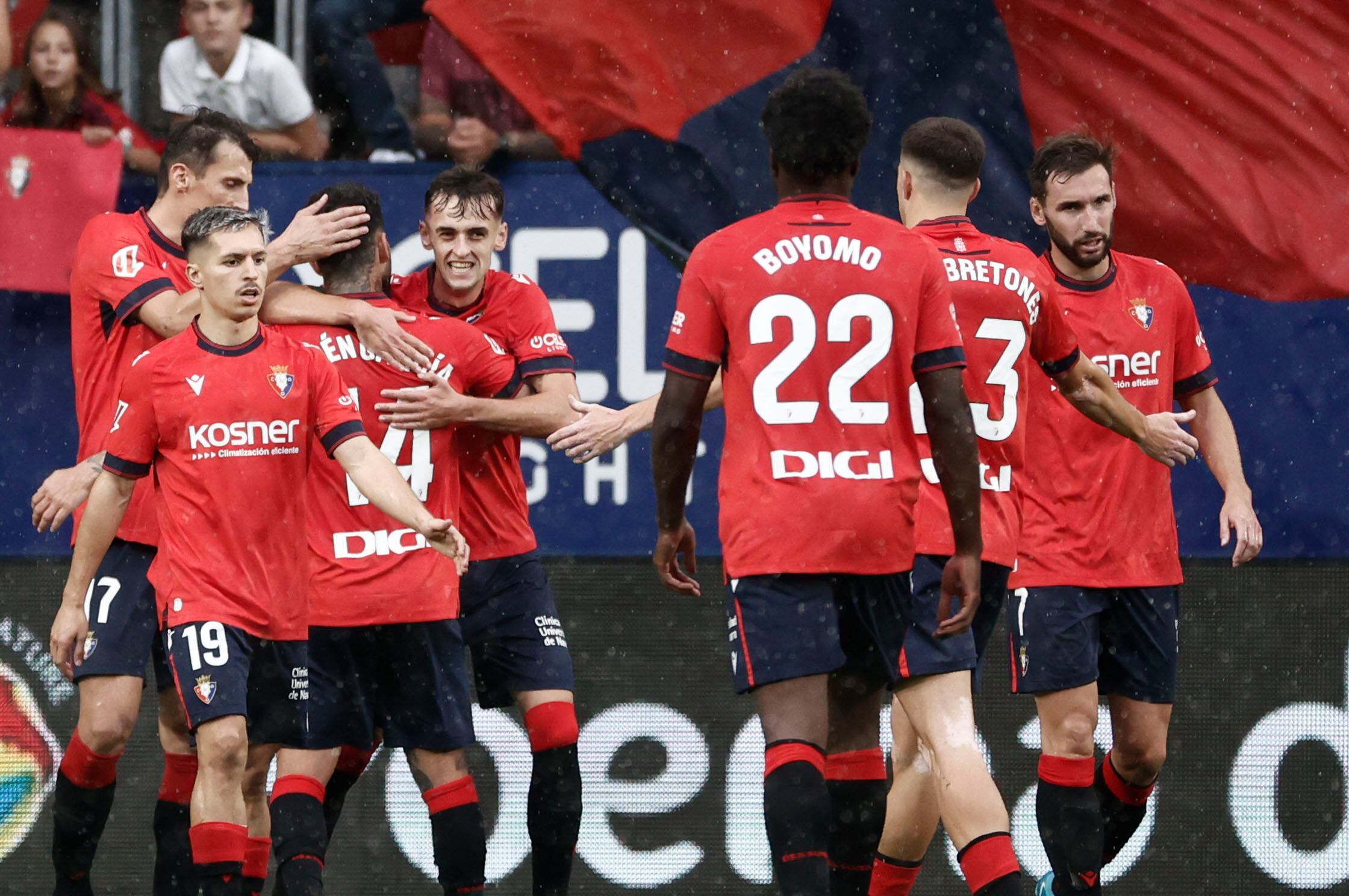 Los jugadores de Osasuna celebran el gol de Aimar Oroz  en la victoria contra Las Palmas en el estadio El Sadar