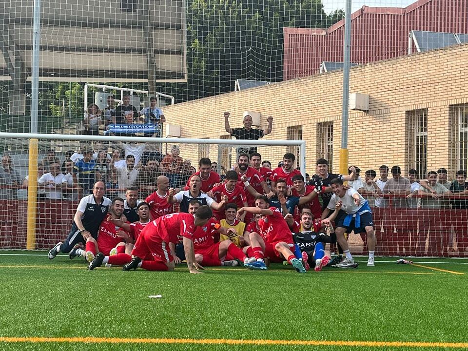 Los futbolistas del CD Ronda celebran el pase a la final de la liguilla de ascenso