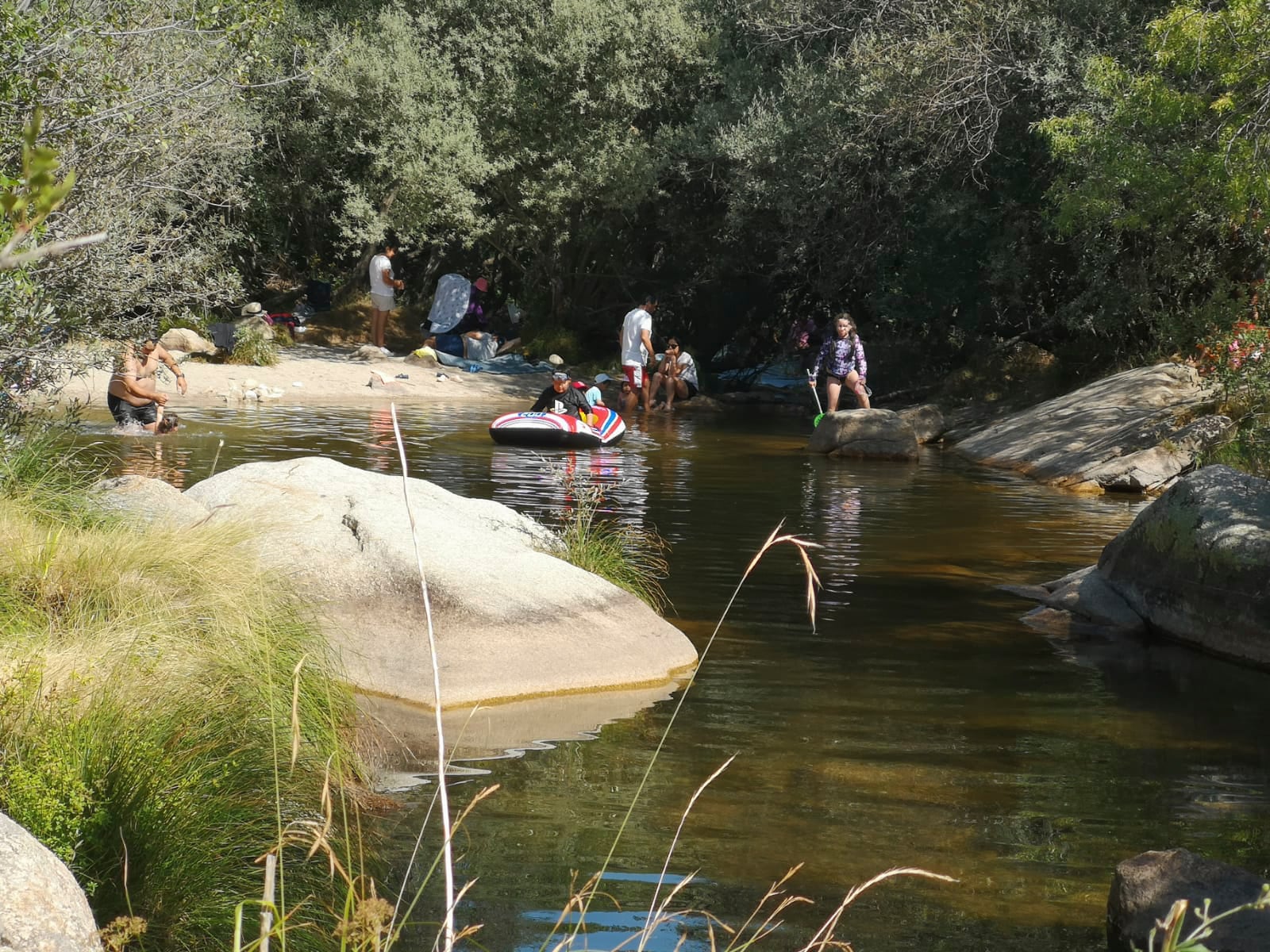 El río Manzanares se llena de bañistas en La Pedriza pese a estar prohibido