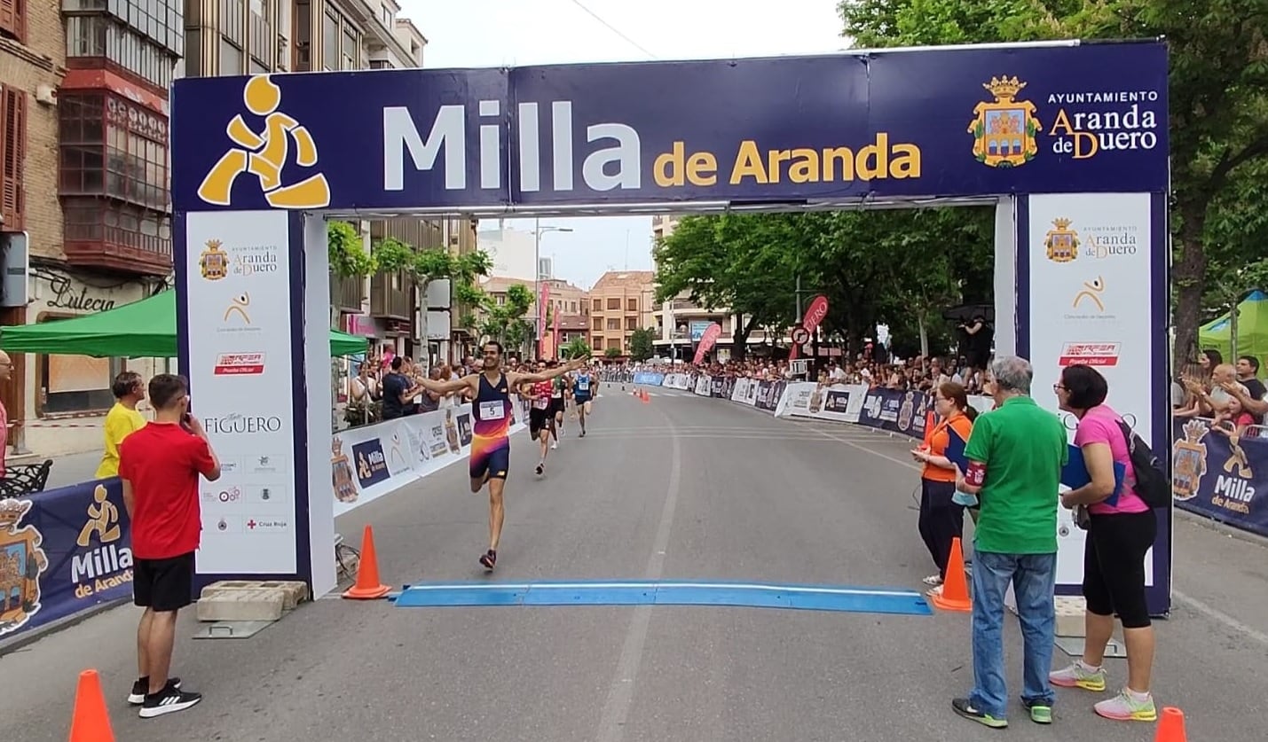 Dani Arce (New Balance) entra triunfador en la línea de meta de los Jardines de Don Diego