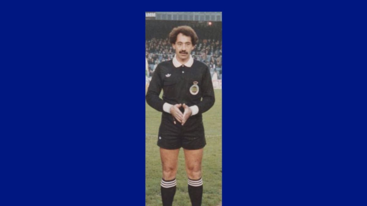 El arbitro que dirigió por últma vez a Michael Robinson como jugador (30/04/2020