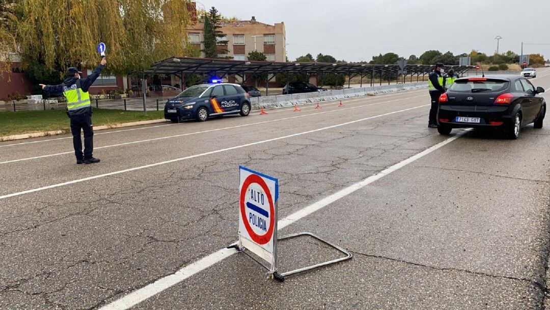 Agentes de la Policía Nacional efectúan controles de entradas y salidas durante las primeras horas del segundo confinamiento perimetral de Aranda 