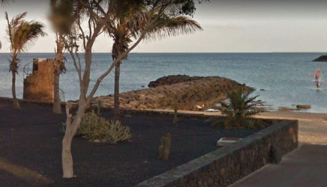 Acceso a la playa de Las Cucharas de Costa Teguise, en Lanzarote.