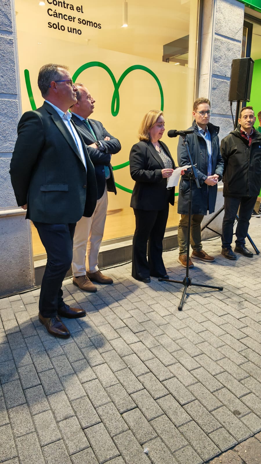 La presidenta de la AECC en Aranda, Eva Asensio, toma la palabra en la inauguración de la nueva sede