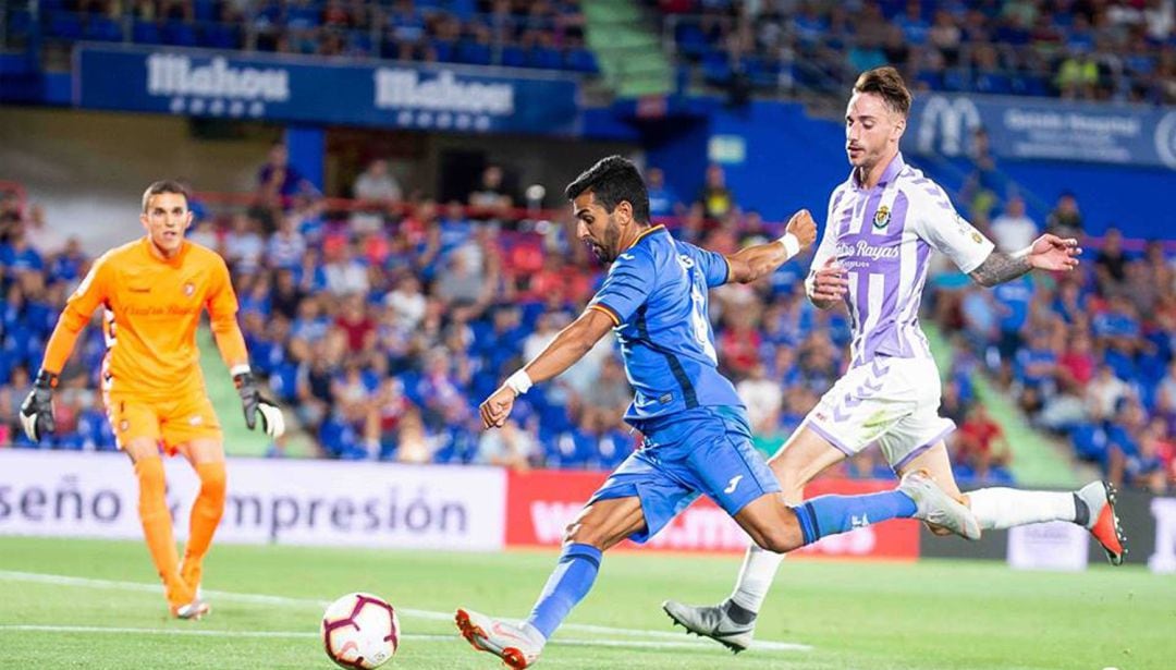 El azulón Ángel intenta un centro durante el partido ante el Real Valladolid C.F. en el Coliseum.