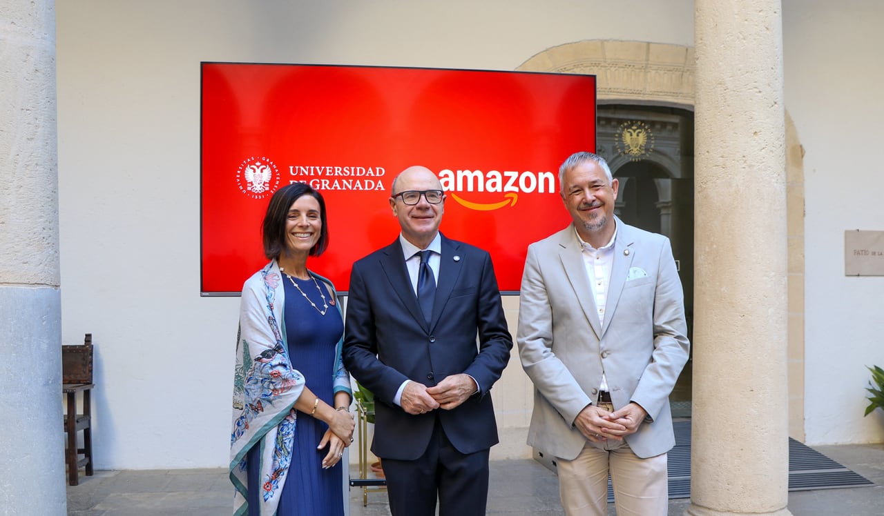 Carmen Nestares, VP Prime & Marketing Technology de Amazon; Pedro Mercado, rector de la UGR; y Oscar Cordón, director de la Cátedra