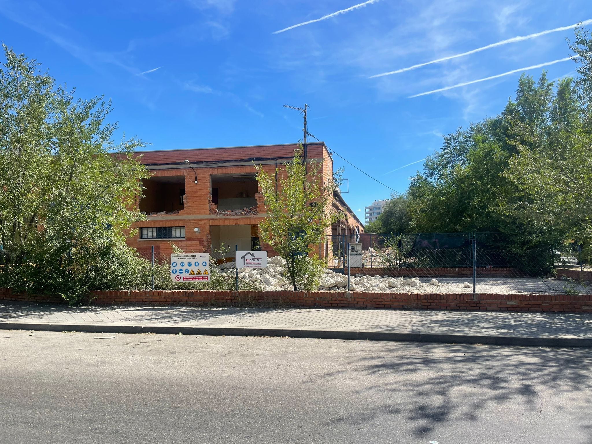 Nave situada en la calle Grafito de Torrejón de Ardoz donde el PSOE denuncia la construcción de una gasolinera a escasos metros de las viviendas.