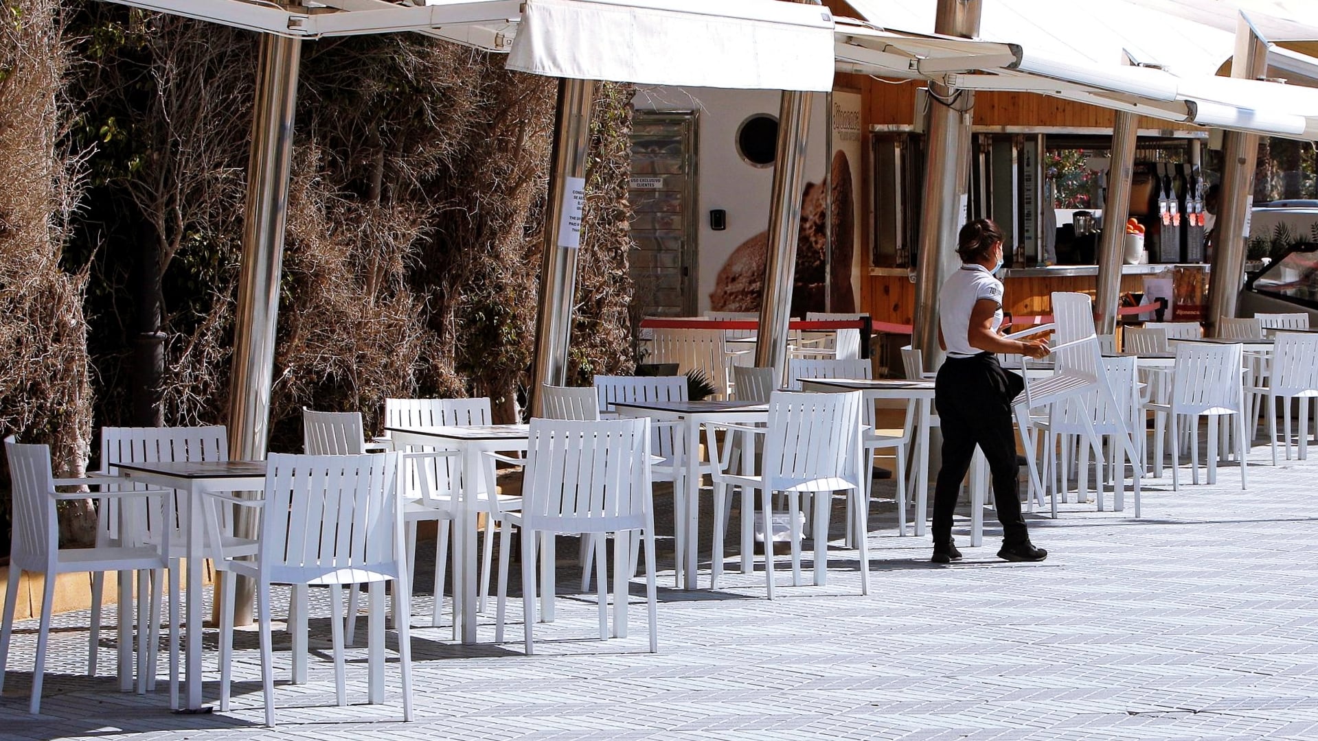 Terrazas prácticamente vacías en la zona de la playa de El Postiguet de Alicante el pasado otoño