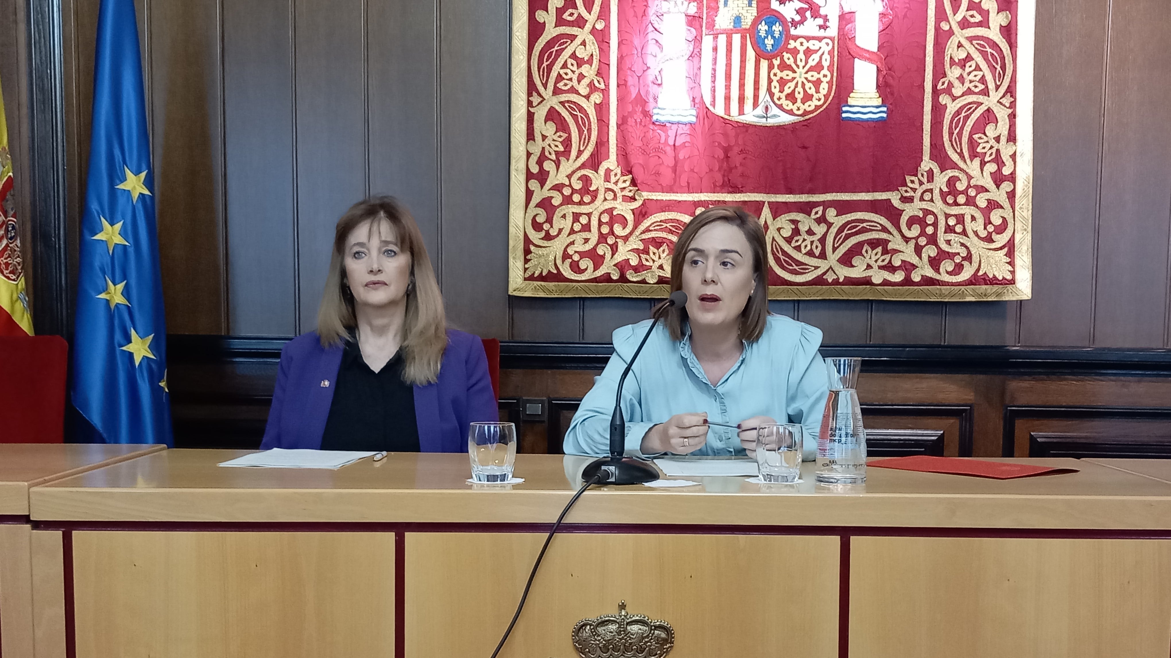 Alicia Echeverría, delegada del Gobierno en Navarra, y Estrella Lamadrid, directora de la Unidad de Coordinación contra la Violencia sobre la Mujer. Cadena SER