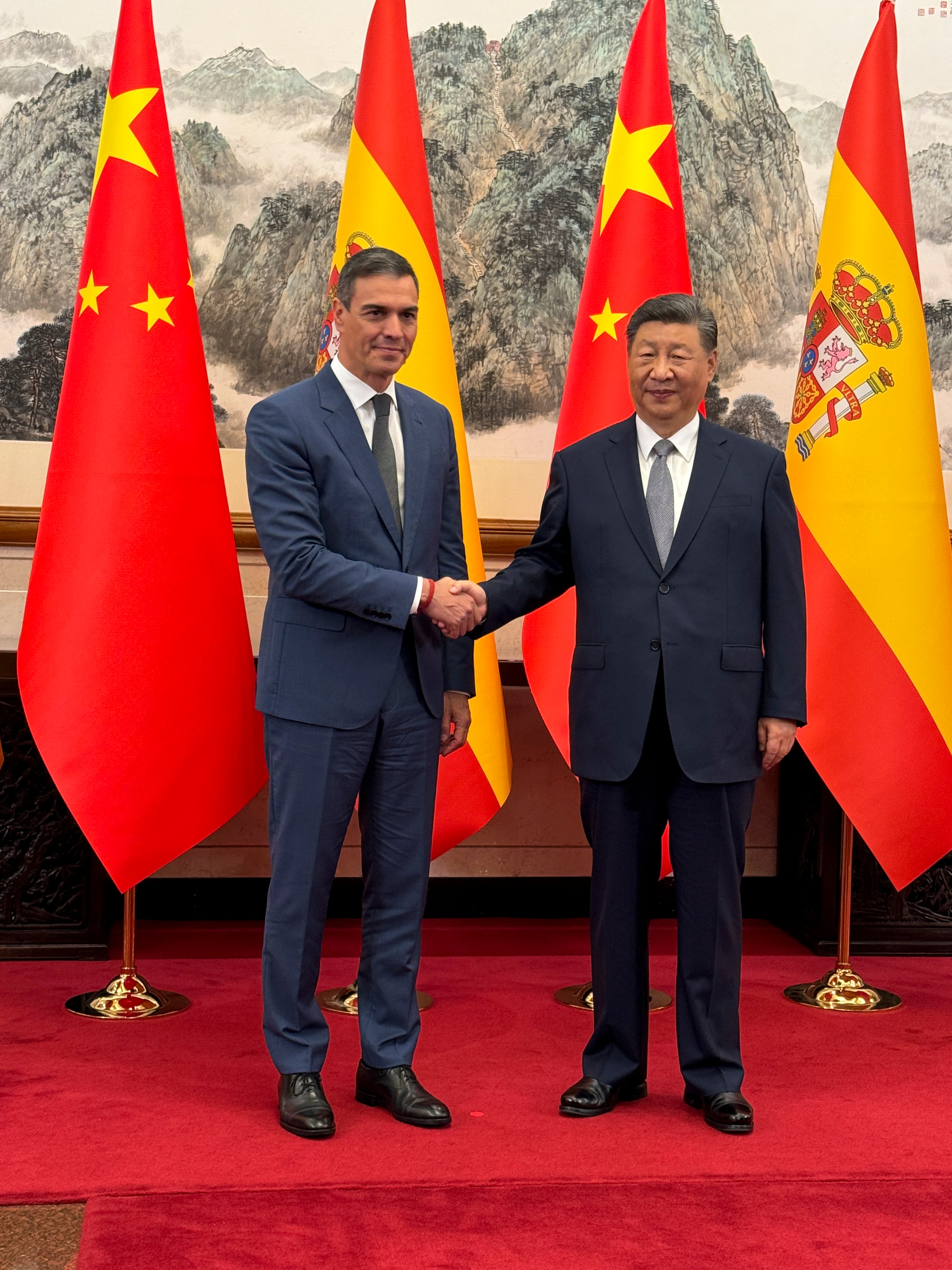 El presidente del Gobierno, Pedro Sánchez (i), se ha reunido con el presidente de la República Popular de China, Xi Jinping (d).