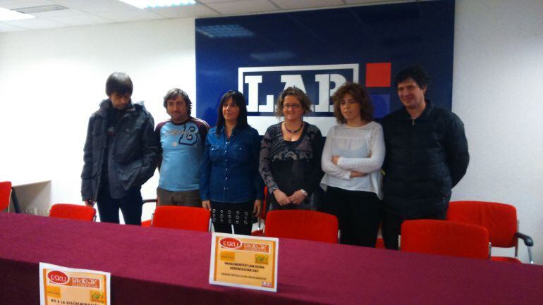 Trabajadoras de Elecnor en la sede de LAB en Vitoria.