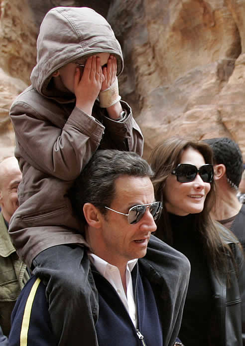 El presidente francés, Nicolas Sarkozy junto a Carla Bruni y el hijo de ésta