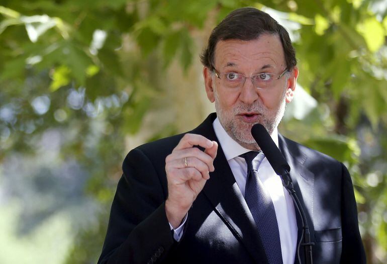 Spain&#039;s Prime Minister Mariano Rajoy talks at Moncloa palace in Madrid, Spain, September 3, 2015. Spain will probably hold national elections on December 20, Rajoy said on Thursday, leaving him less than four months to persuade Spaniards an economic recovery is good enough to warrant giving him a second term in office. REUTERS/Andrea Comas