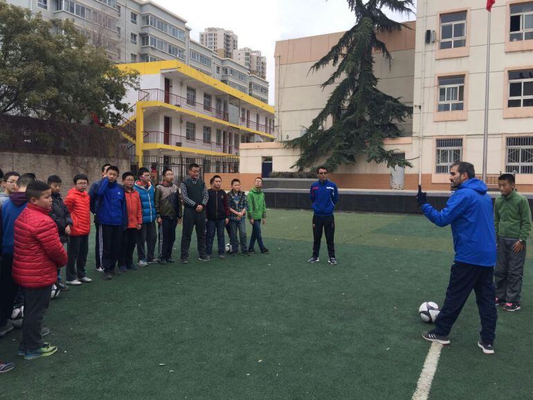 Rafa Sánchez da clase de fúbtol en China
