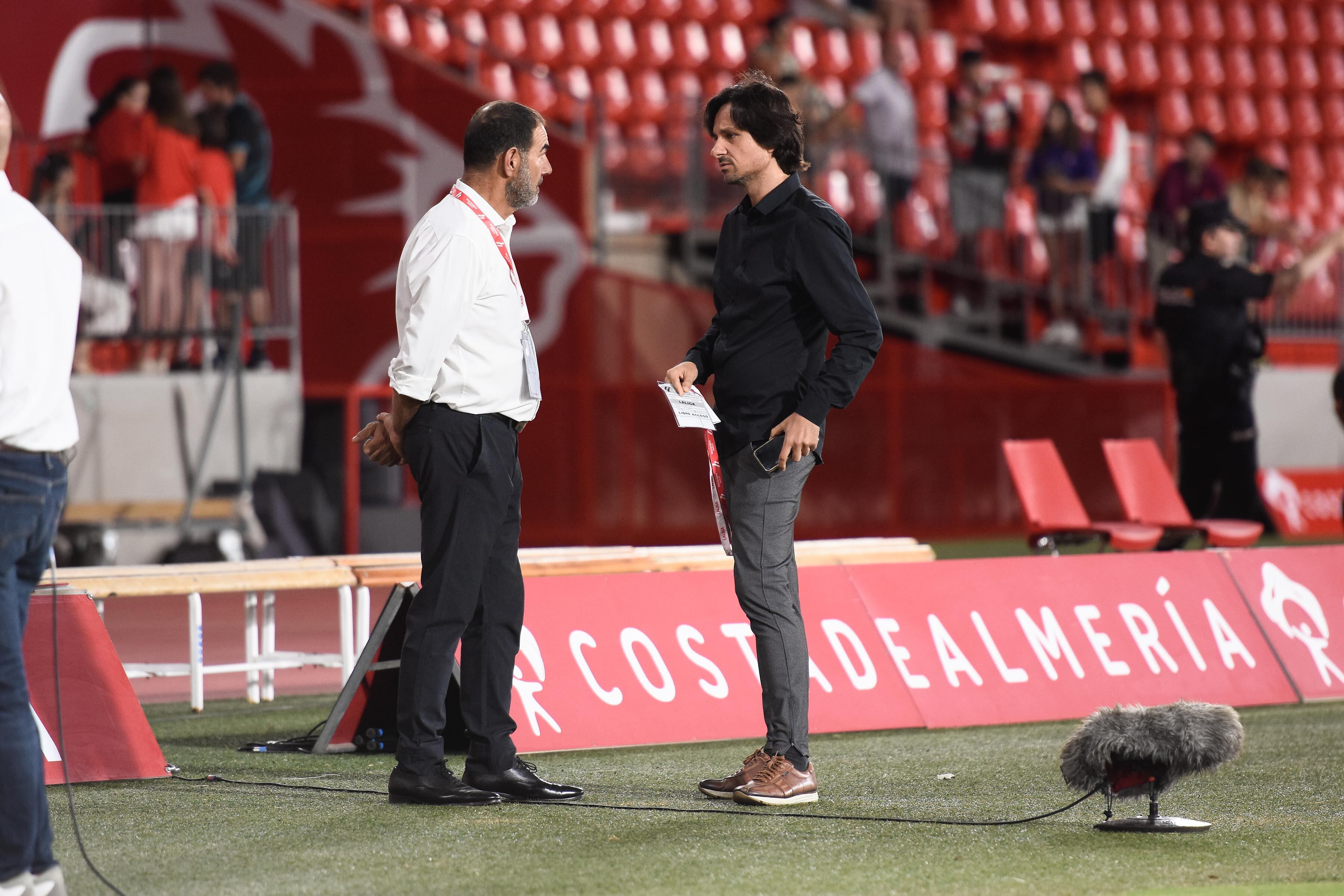 Ibán Andrés (derecha) con Javier Rufete, del equipo de prensa del Almería, en la banda del Estadio de los Juegos Mediterráneos.
