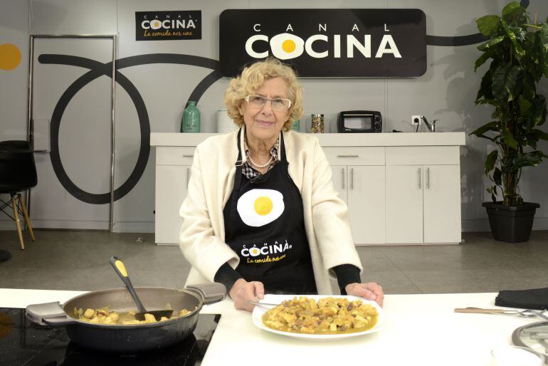 Manuela Carmena y su &quot;pollo al curry&quot; que ha preparado para Canal Cocina