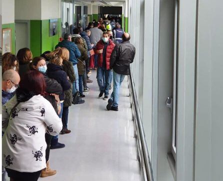 Colas de sanitarios en Valdecilla.