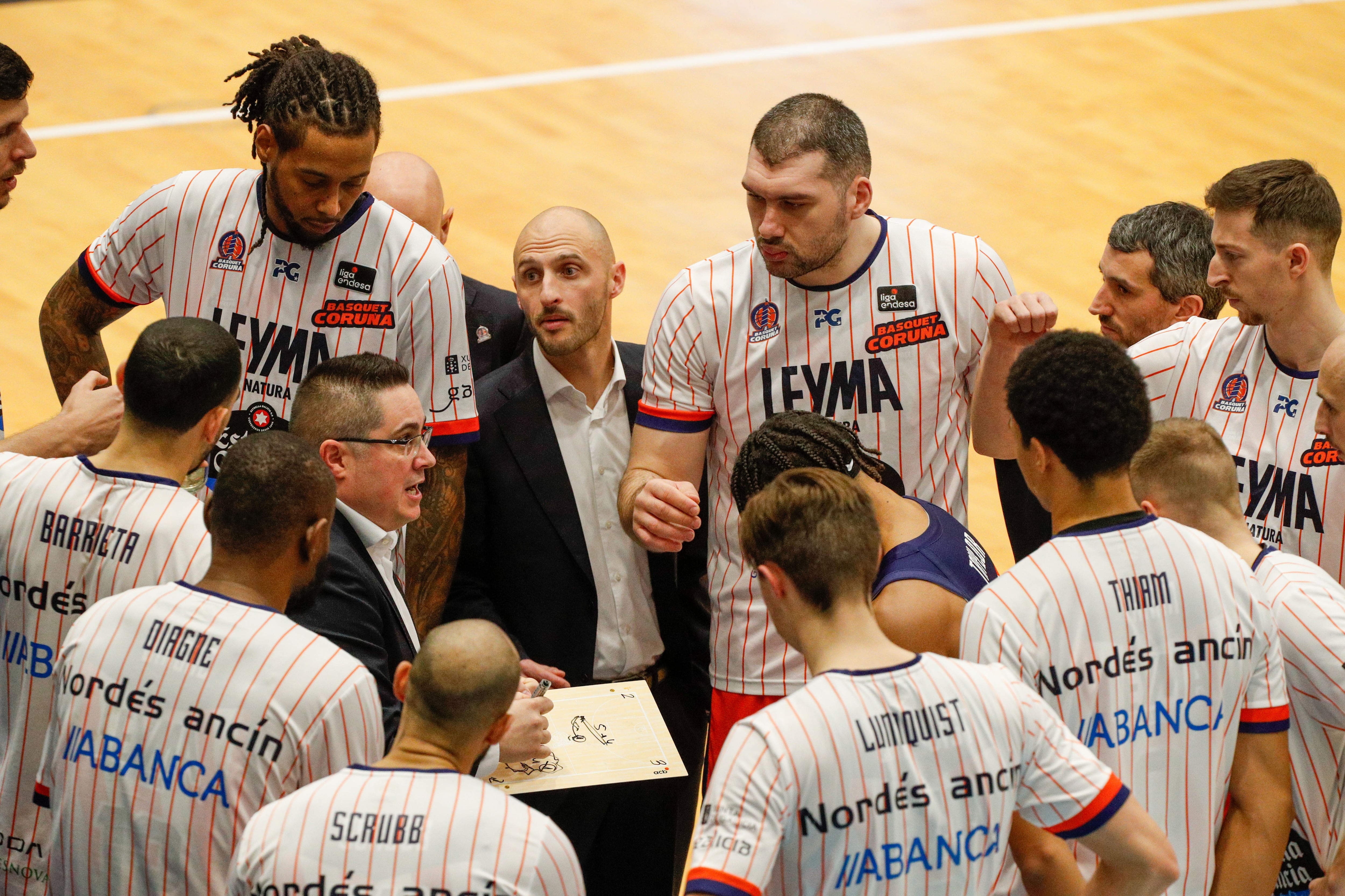 LUGO, 12/01/2025.- El entrenador del Leyma Básquet Coruña, Diego Epifanio (2i), da instrucciones a sus jugadores antes del derbi gallego de la ACB (Leyma Básquet Coruña vs. Río Breogán, este domingo en el Palacio de los Deportes de Lugo. EFE/ Eliseo Trigo
