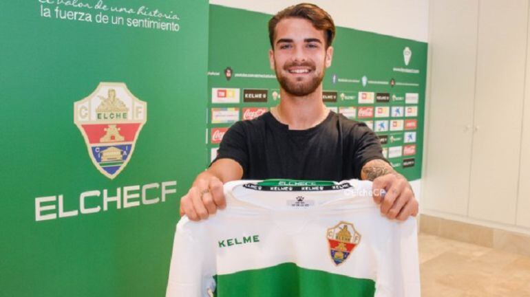 Fran Roldán posa con la camiseta franjiverde tras firmar por el Ilicitano