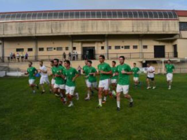 Los jugadores se ejercitaron sobre el césped de El Mancho